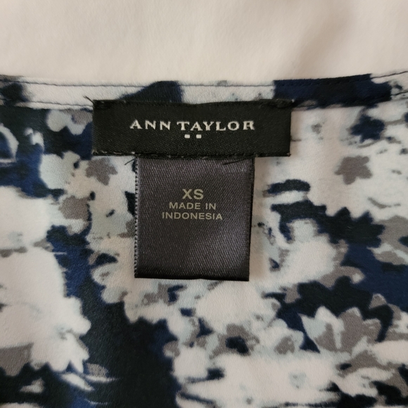 Ann Taylor XS Blue & White Flowy Blouse - Picture 3 of 7